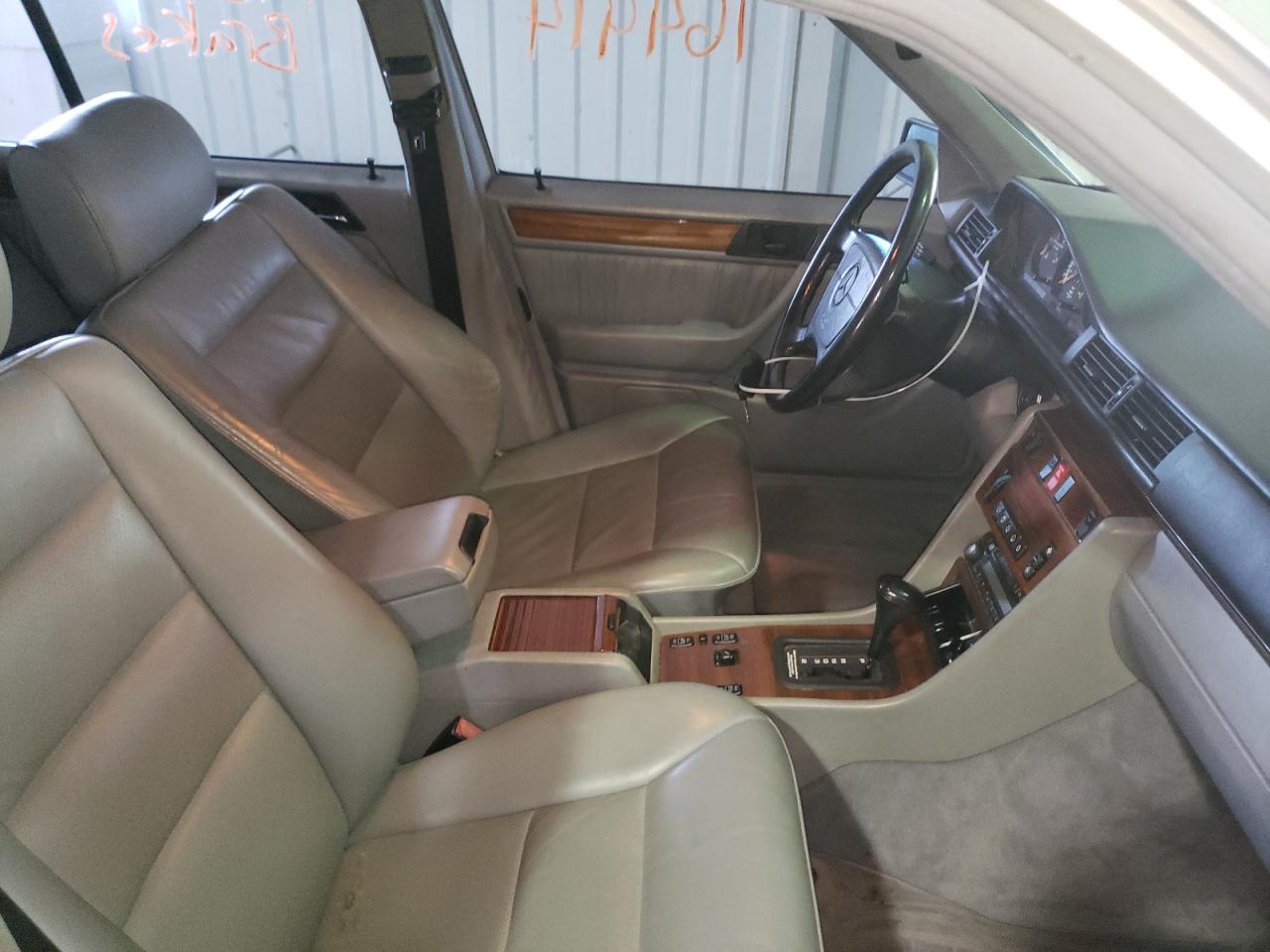 Photo 5 from auction – 1995 MERCEDES-BENZ E 320 BASE with VIN WDBEA32E5SC187605