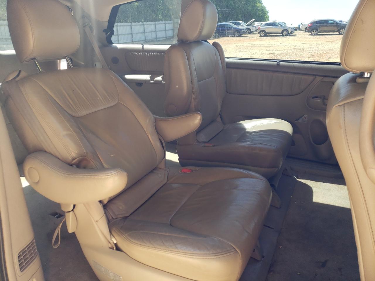 Photo 6 from auction – 2010 TOYOTA SIENNA XLE with VIN 5TDYK4CC2AS320445