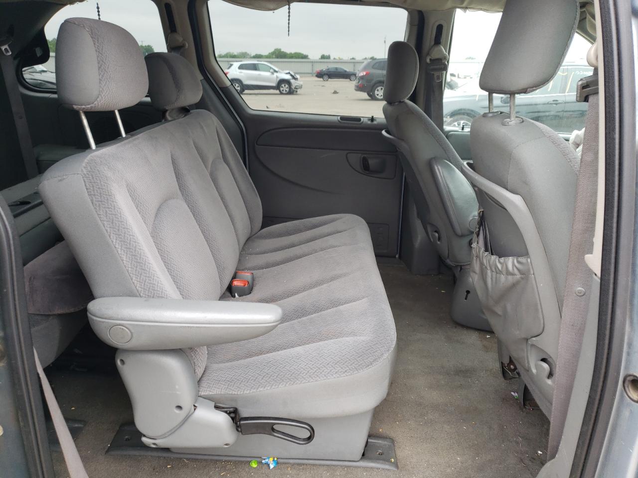 Photo 6 from auction – 2006 CHRYSLER TOWN & COU with VIN 1A4GP45R76B671326