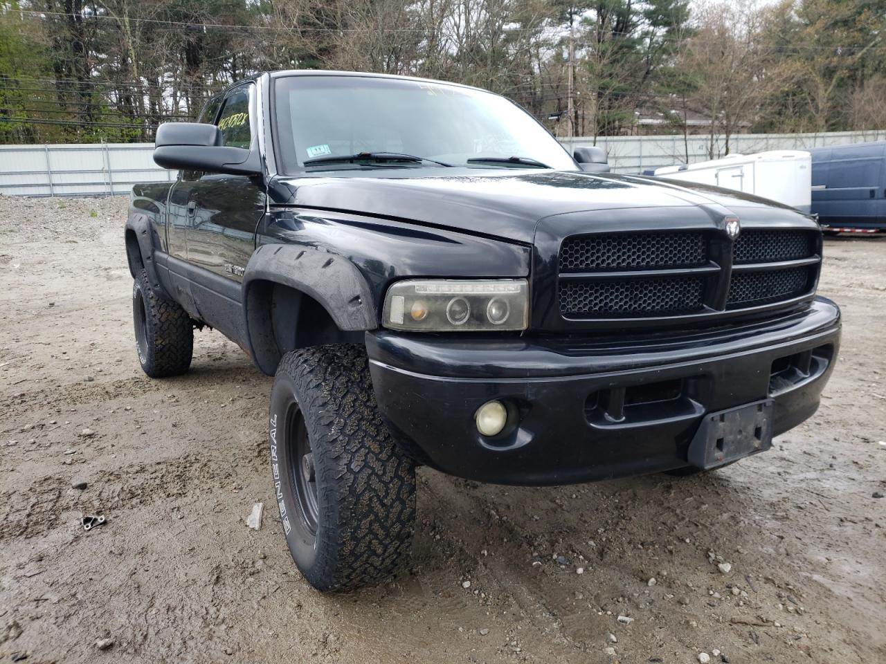 DODGE RAM 1500 2001 مع رقم تعريف المركبة 1B7HF13Y41J566912 - صورة من المزاد