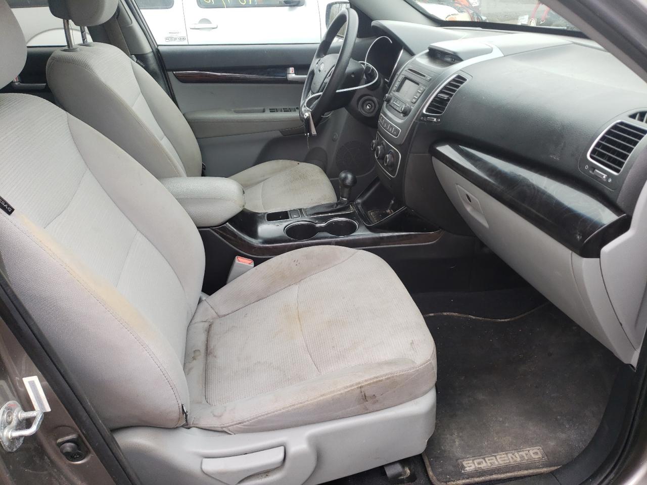 Photo 5 from auction – 2015 KIA SORENTO LX with VIN 5XYKTCA66FG639930