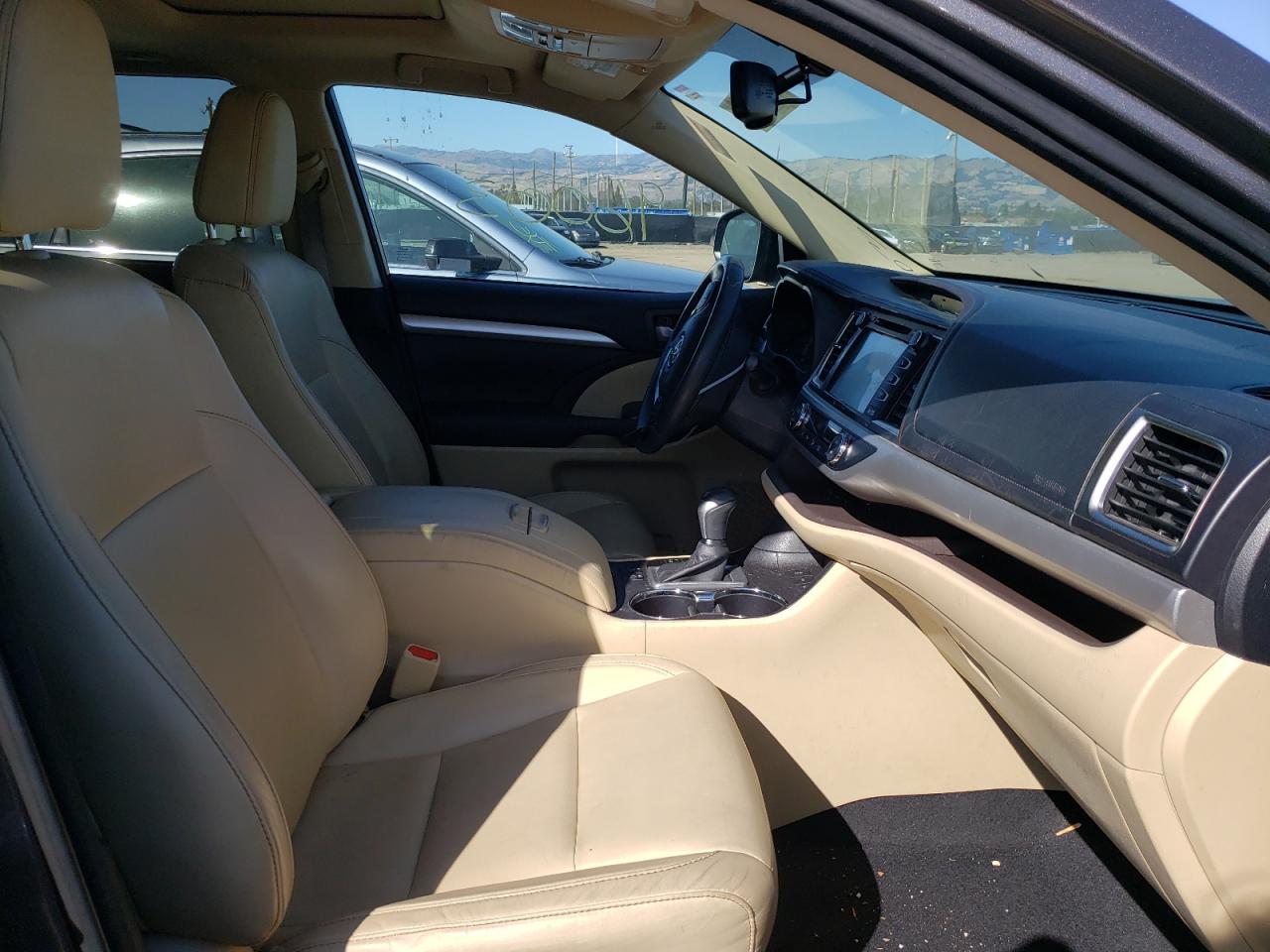 Photo 5 from auction – 2016 TOYOTA HIGHLANDER with VIN 5TDJKRFH0GS245792