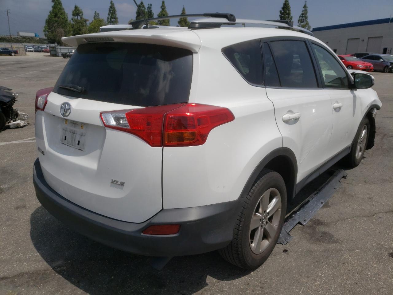 Photo 4 from auction – 2015 TOYOTA RAV4 XLE with VIN JTMWFREV2FD075754