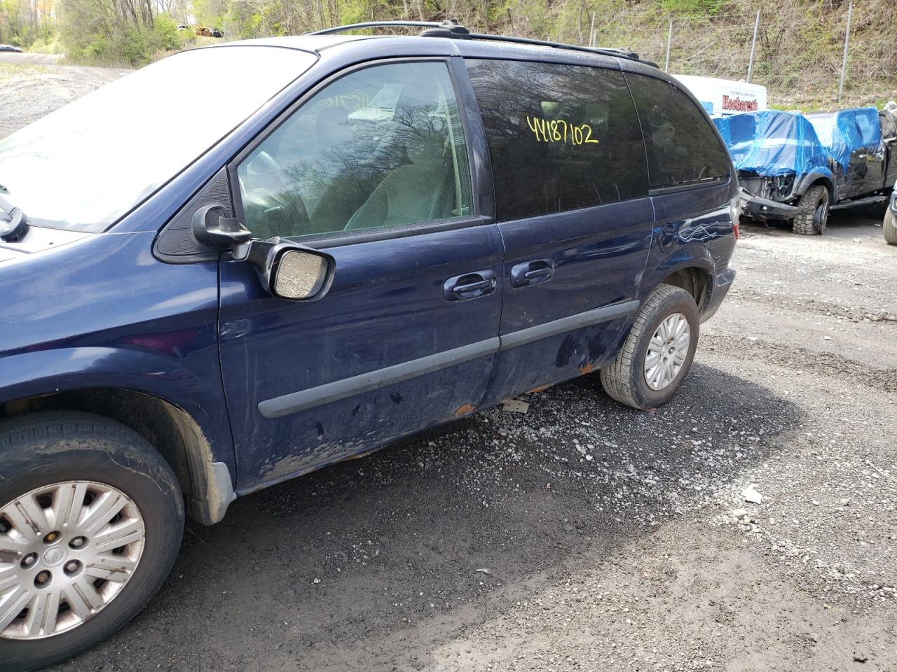 Photo 9 from auction – 2006 CHRYSLER TOWN & COU with VIN 1A4GP45R46B548972