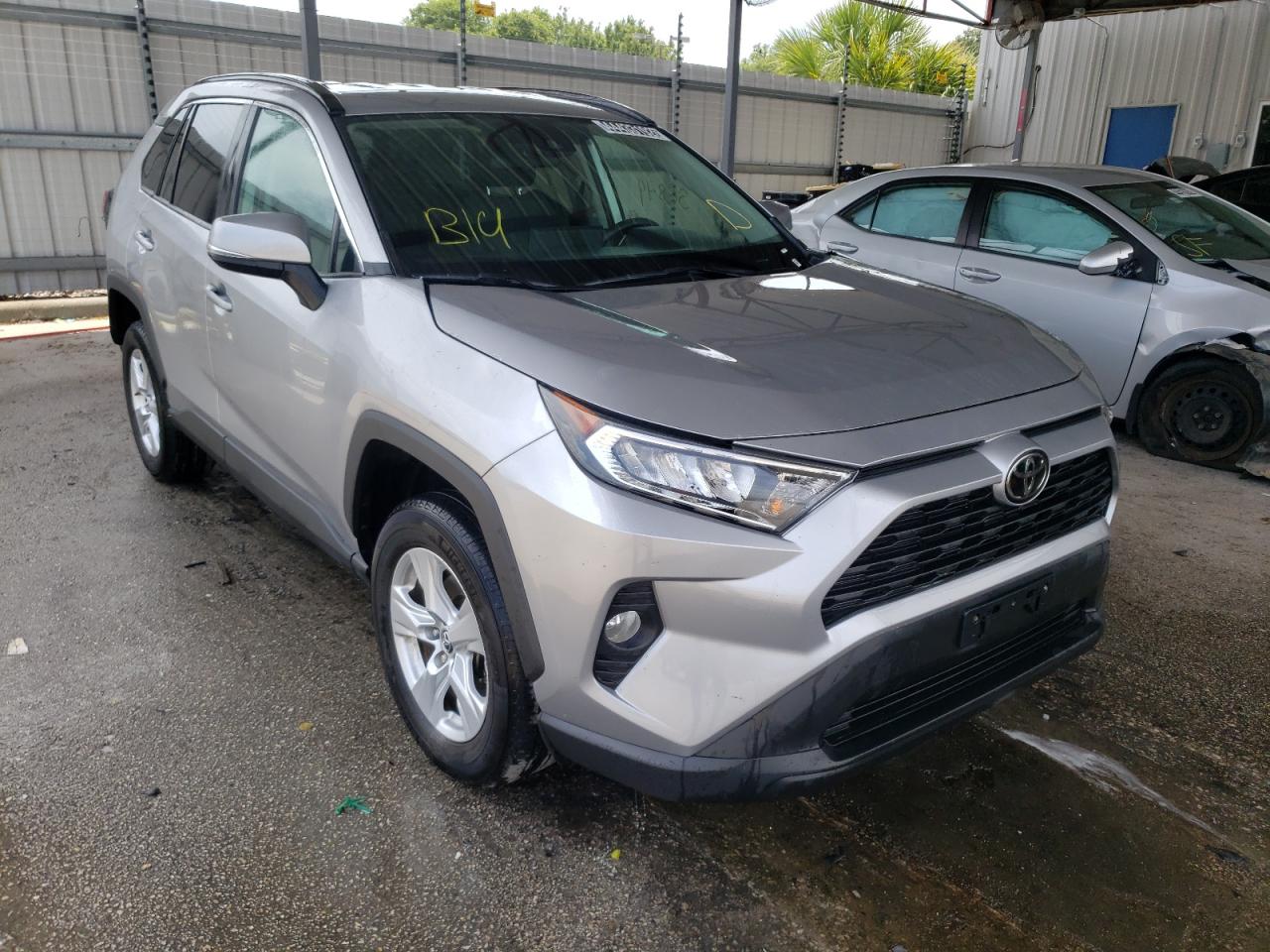 TOYOTA RAV4 XLE 2020 with VIN 2T3P1RFV0LC063958 - Photo from auction