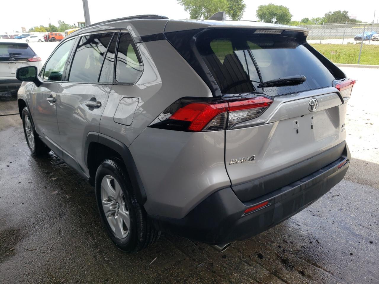 Photo 3 from auction – 2020 TOYOTA RAV4 XLE with VIN 2T3P1RFV0LC063958