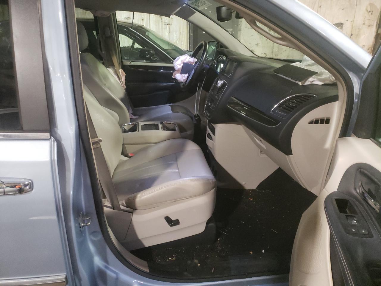 Photo 5 from auction – 2013 CHRYSLER TOWN & COU with VIN 2C4RC1CG3DR536076