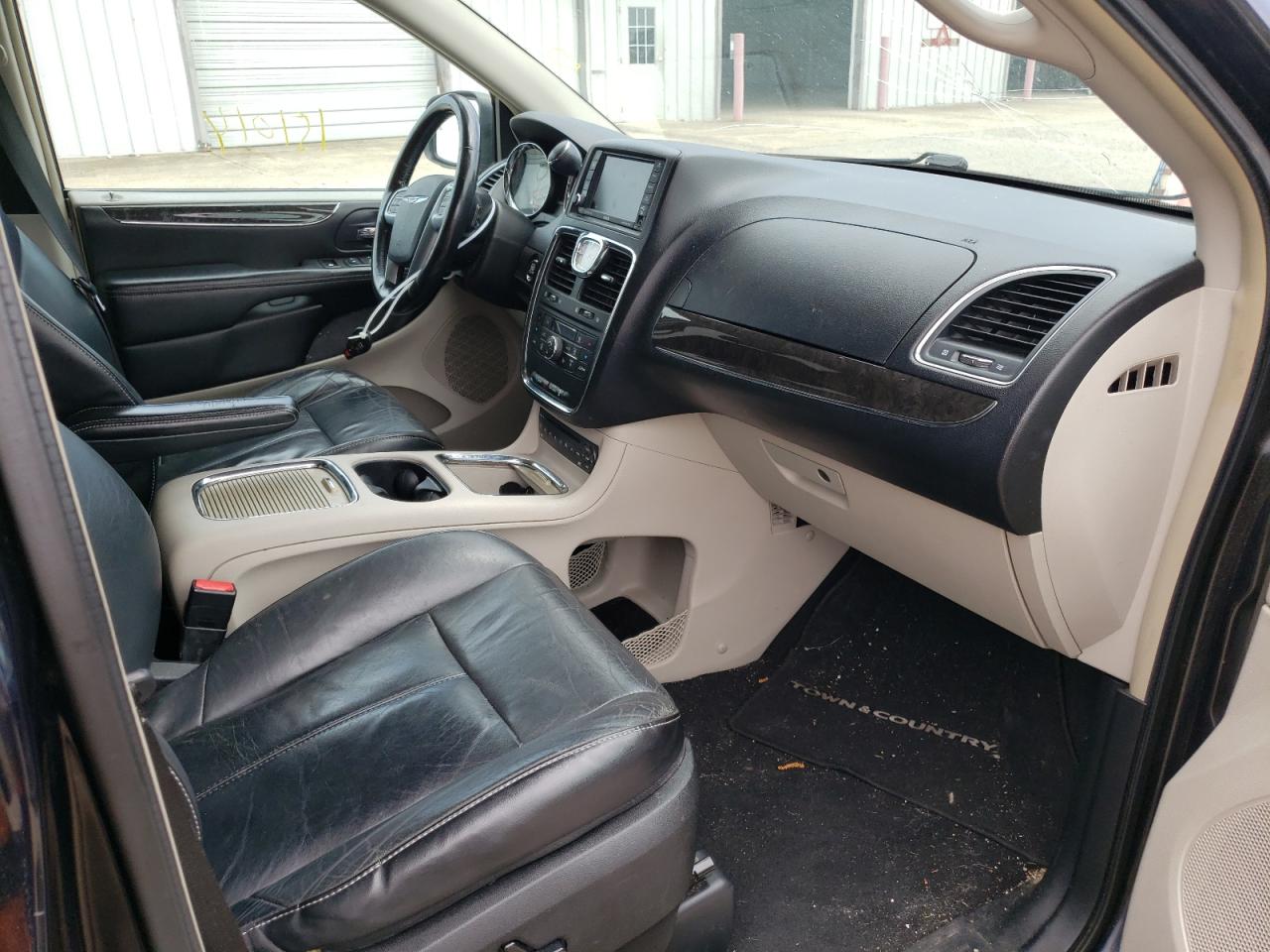 Photo 5 from auction – 2011 CHRYSLER TOWN & COU with VIN 2A4RR6DG4BR630727