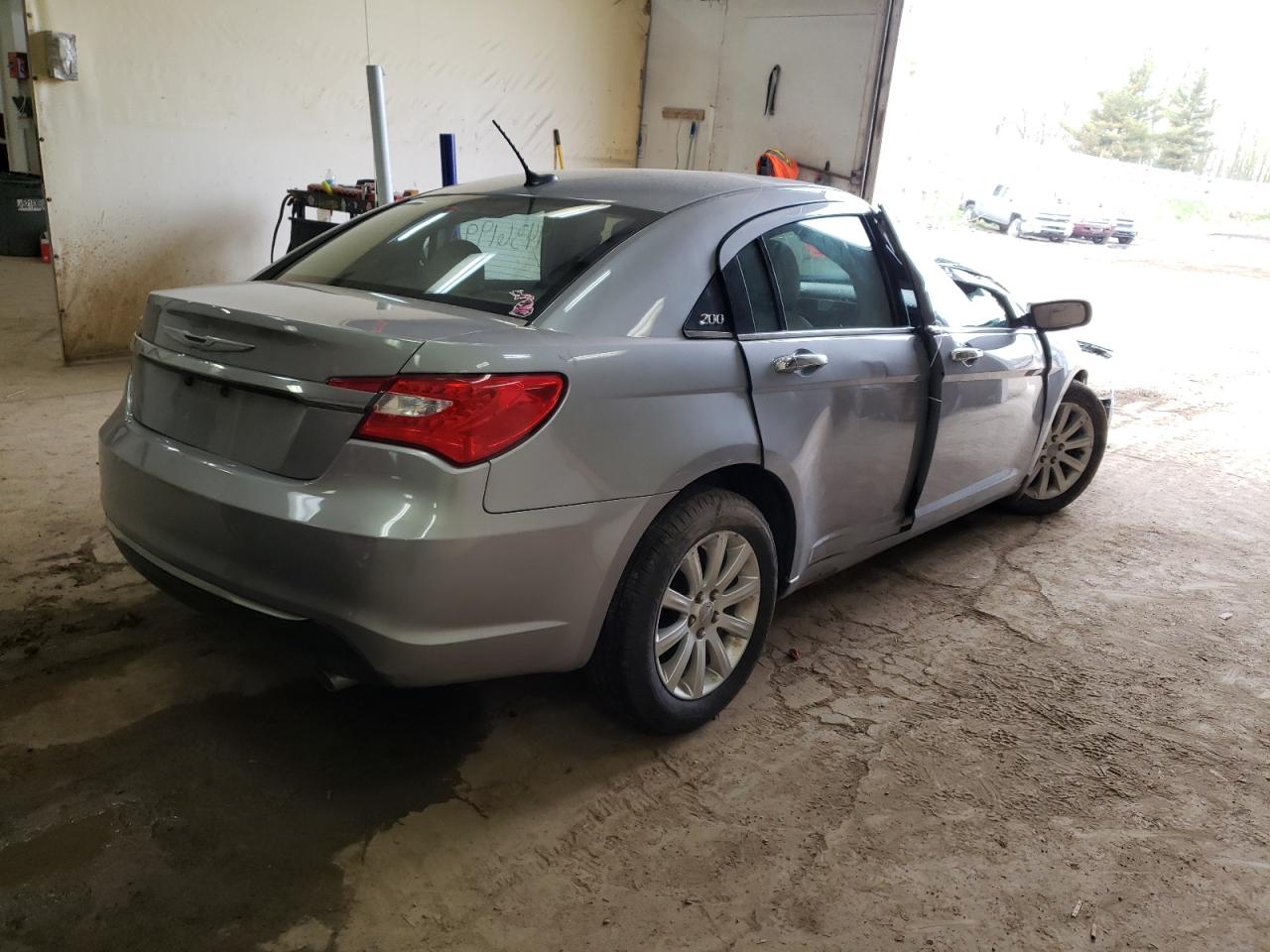 Photo 4 from auction – 2013 CHRYSLER 200 LIMITE with VIN 1C3CCBCG3DN746898