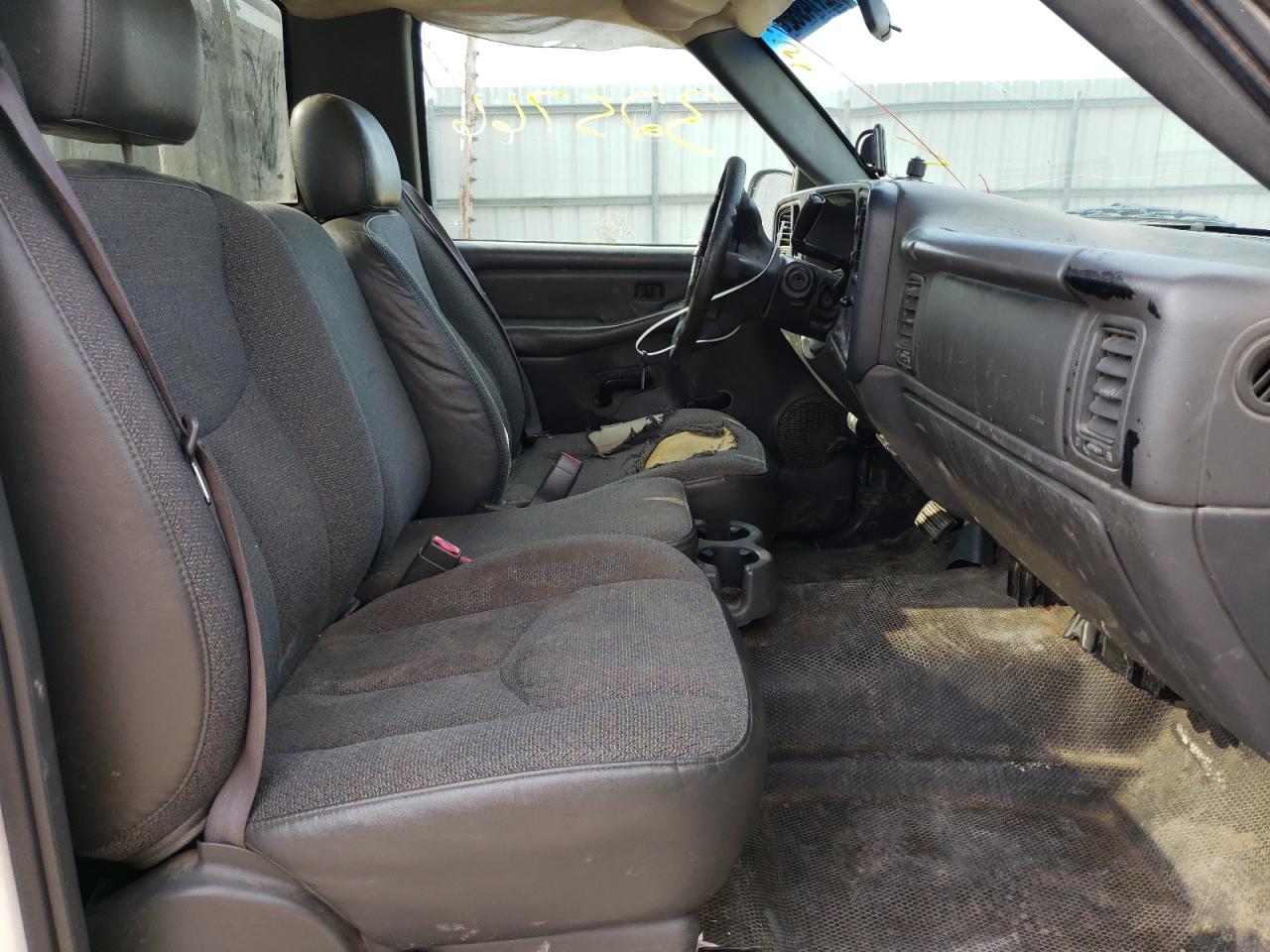 Photo 5 from auction – 2003 CHEVROLET SILVERADO with VIN 1GCHC24U83E329085