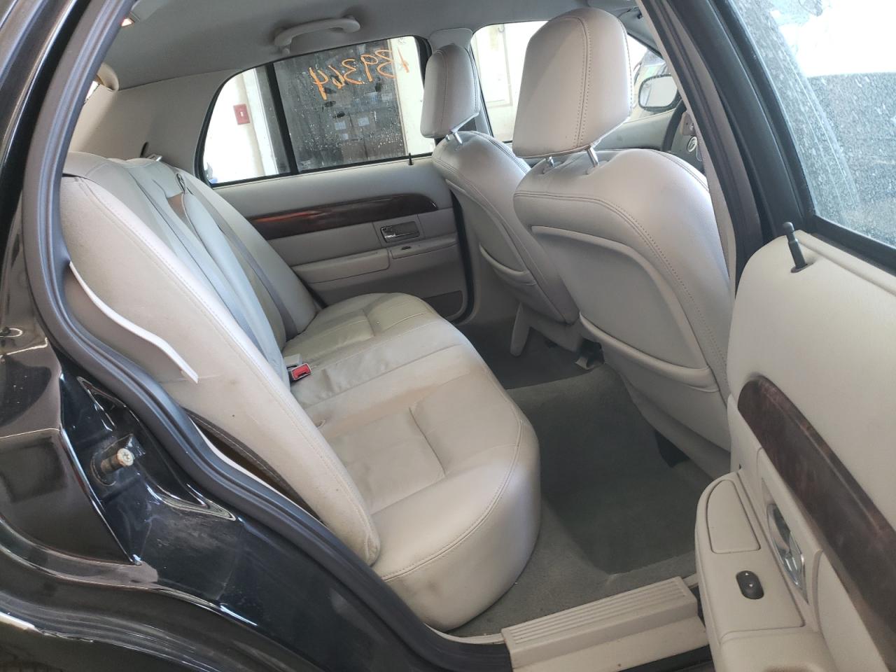 Photo 6 from auction – 2005 MERCURY GRAND MARQ with VIN 2MEFM74W85X664110