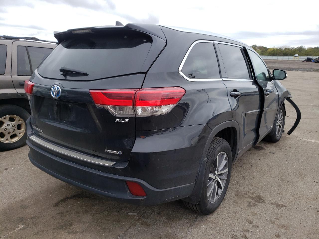 Photo 17 from auction – 2017 TOYOTA HIGHLANDER with VIN 5TDJGRFH0HS034904