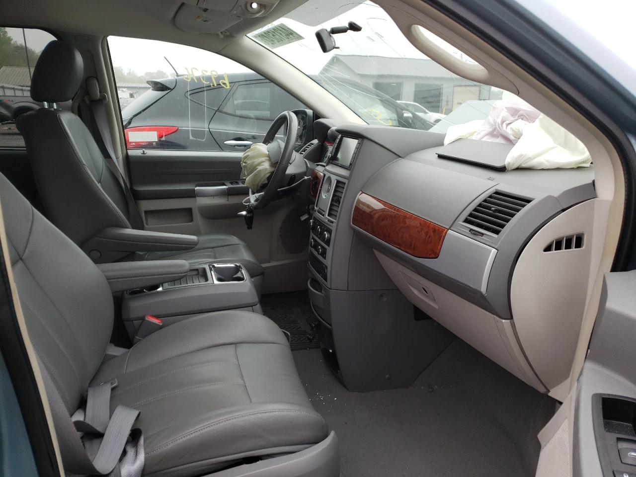 Photo 5 from auction – 2008 CHRYSLER TOWN & COU with VIN 2A8HR54P78R757727