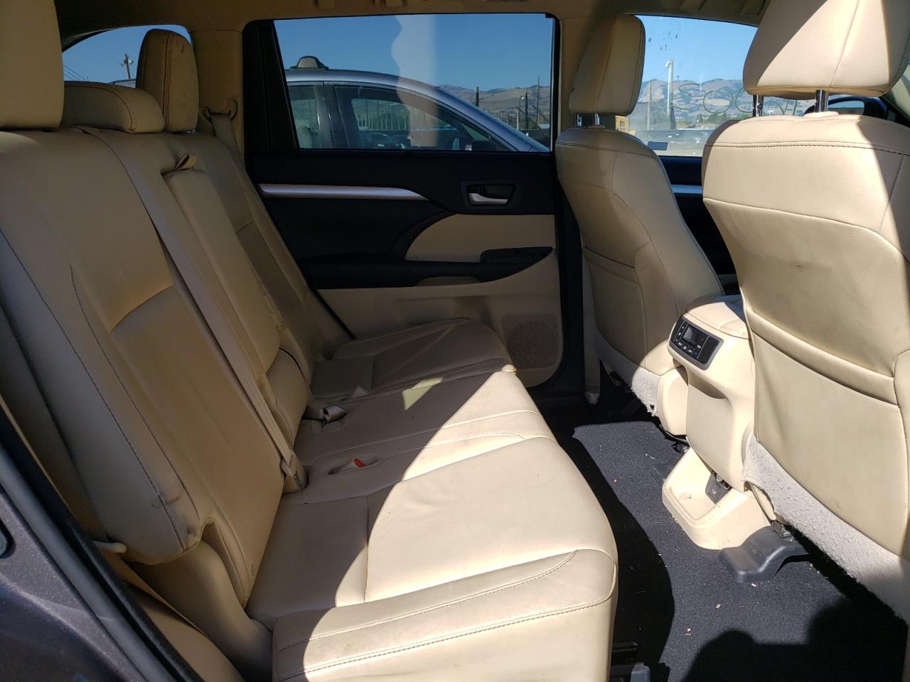 Photo 6 from auction – 2016 TOYOTA HIGHLANDER with VIN 5TDJKRFH0GS245792