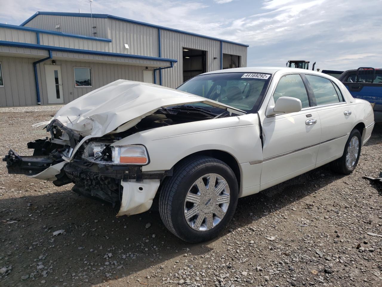 Photo 2 from auction – 2004 LINCOLN TOWN CAR U with VIN 1LNHM83W04Y661889