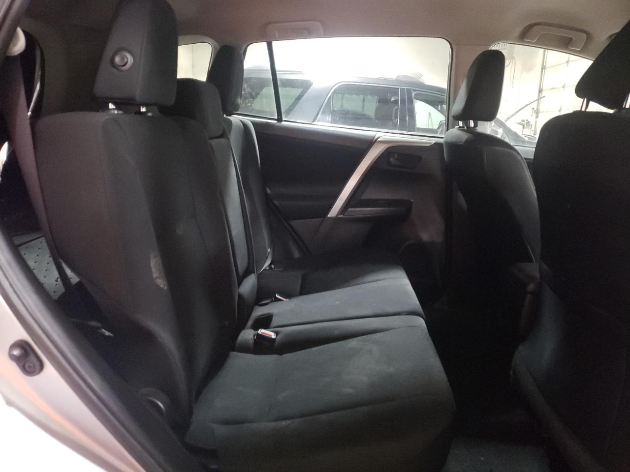 Photo 6 from auction – 2016 TOYOTA RAV4 LE with VIN 2T3BFREV9GW475653