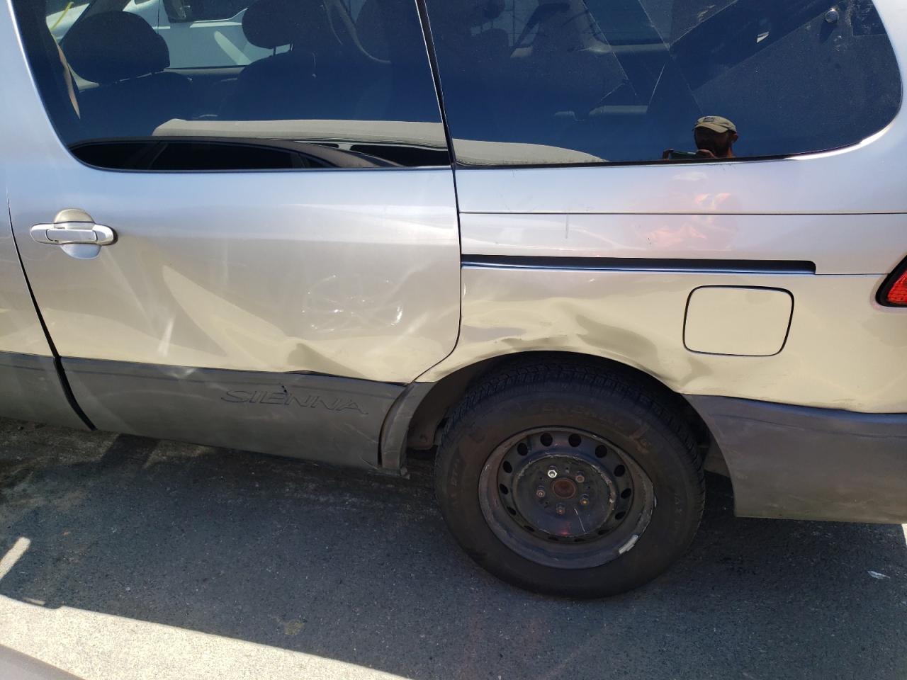 Photo 10 from auction – 2001 TOYOTA SIENNA LE with VIN 4T3ZF13C01U337461