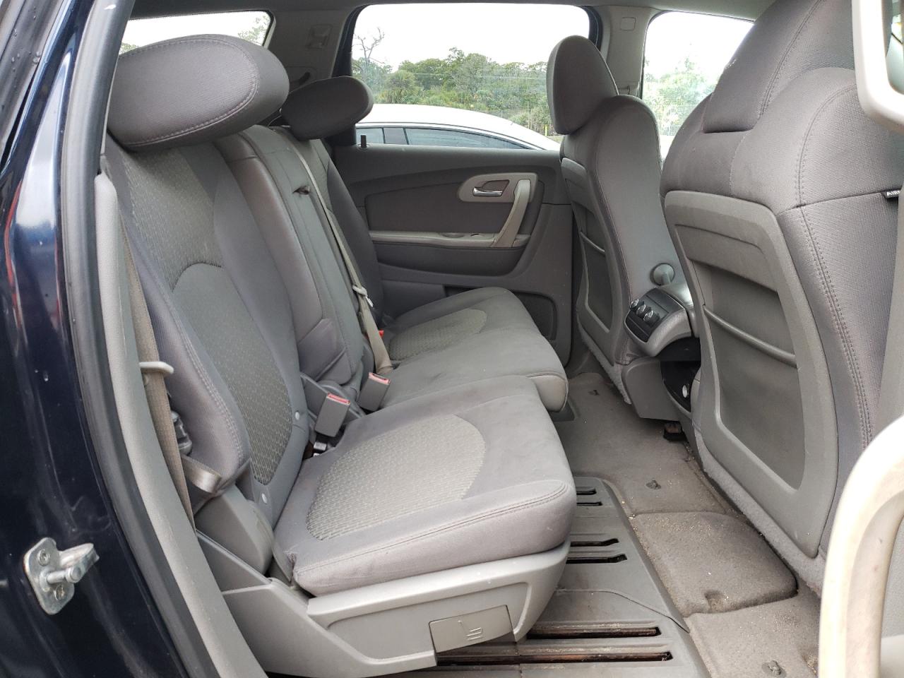 Photo 6 from auction – 2011 CHEVROLET TRAVERSE L with VIN 1GNKRFED5BJ407572