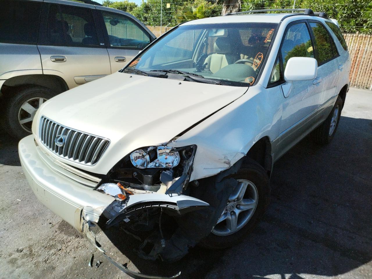 Photo 2 from auction – 2000 LEXUS RX 300 with VIN JT6GF10U2Y0076201