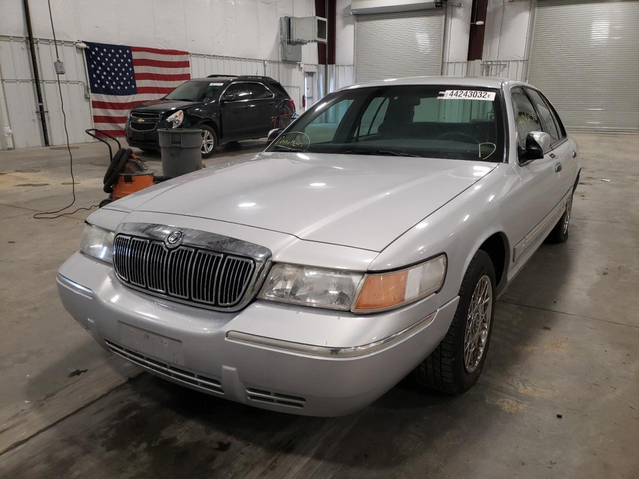 Photo 2 from auction – 2000 MERCURY GRAND MARQ with VIN 2MEFM74W7YX620734