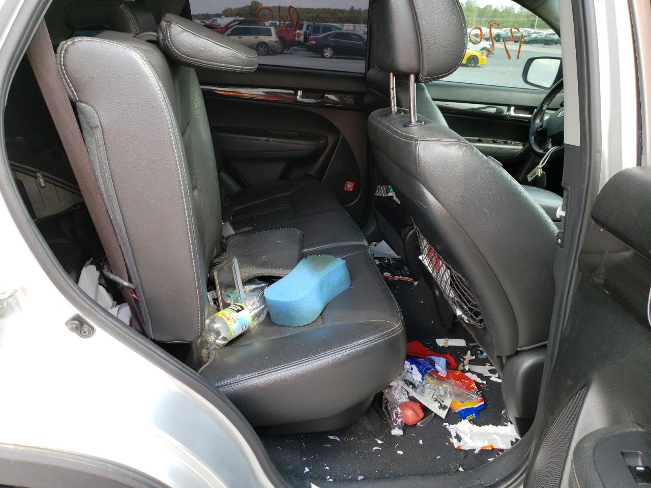 Photo 6 from auction – 2011 KIA SORENTO EX with VIN 5XYKUDA12BG150877