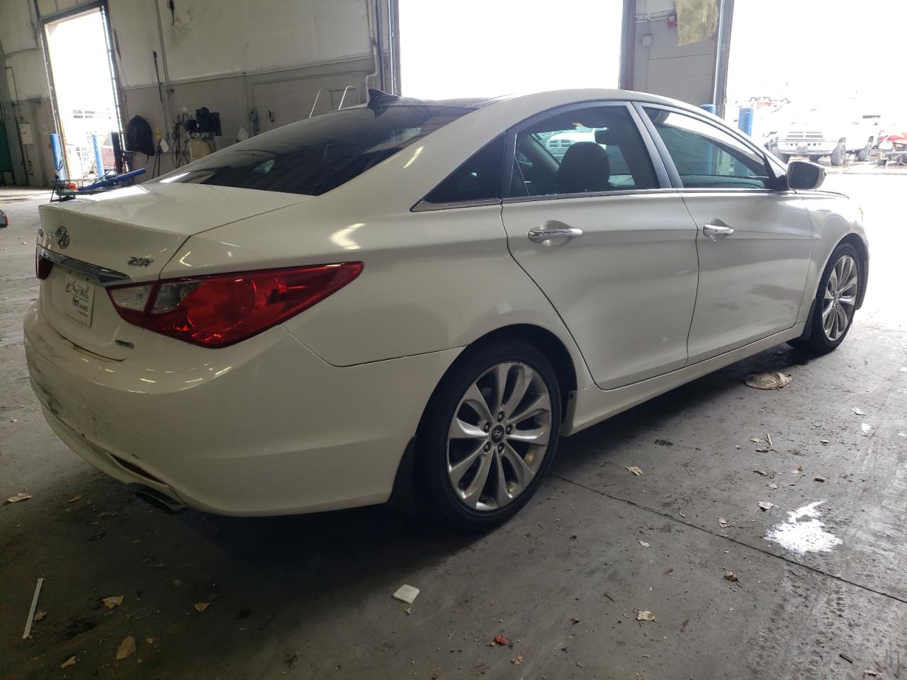 Photo 4 from auction – 2012 HYUNDAI SONATA SE with VIN 5NPEC4AB1CH501619