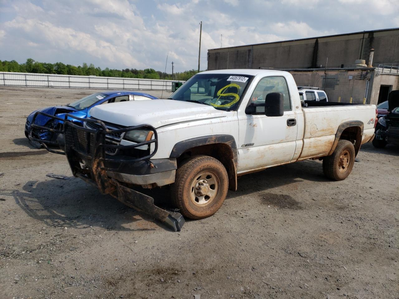 Photo 2 from auction – 2005 CHEVROLET SILVERADO with VIN 1GCHK34UX5E205542