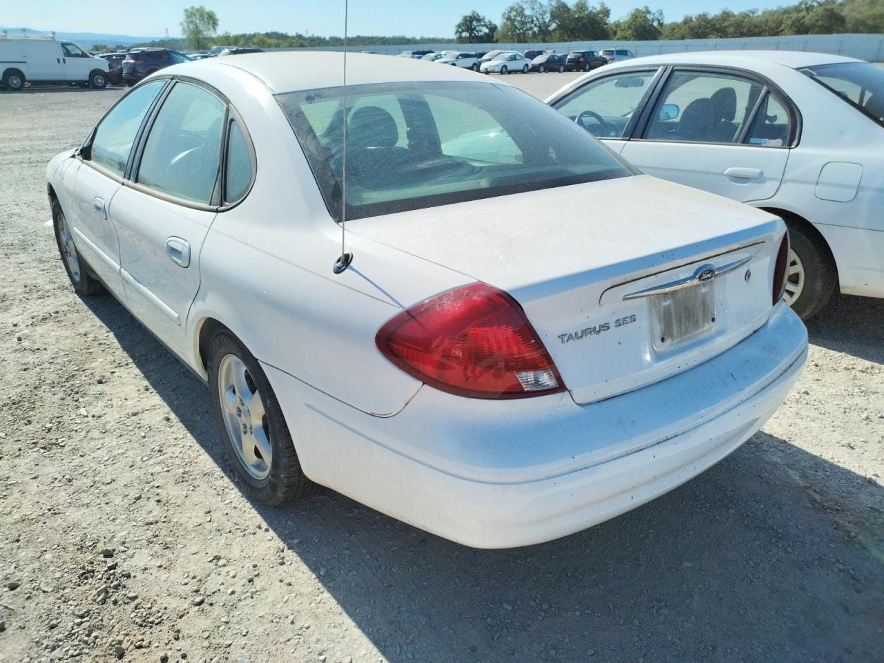 Foto 3 de la subasta – 2002 FORD TAURUS SES con VIN 1FAFP55U62A190582