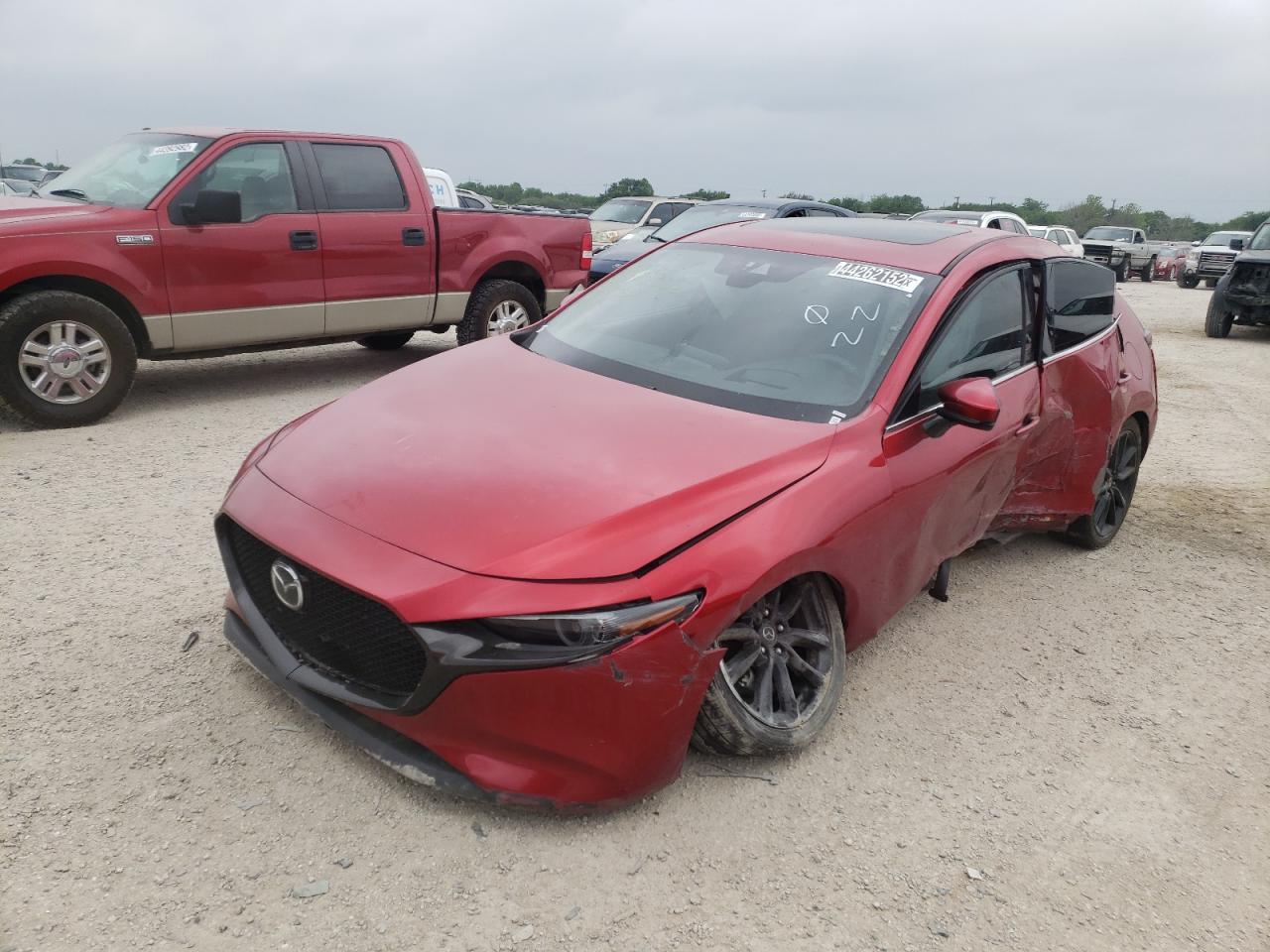 Photo 2 from auction – 2019 MAZDA 3 PREMIUM with VIN JM1BPANM5K1134750