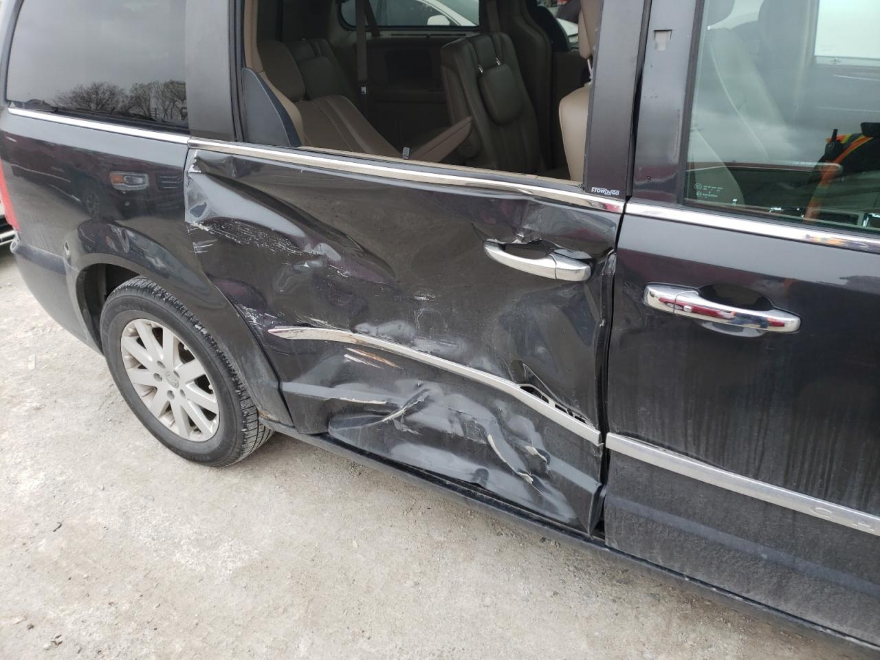 Photo 9 from auction – 2012 CHRYSLER TOWN & COU with VIN 2C4RC1CGXCR339193