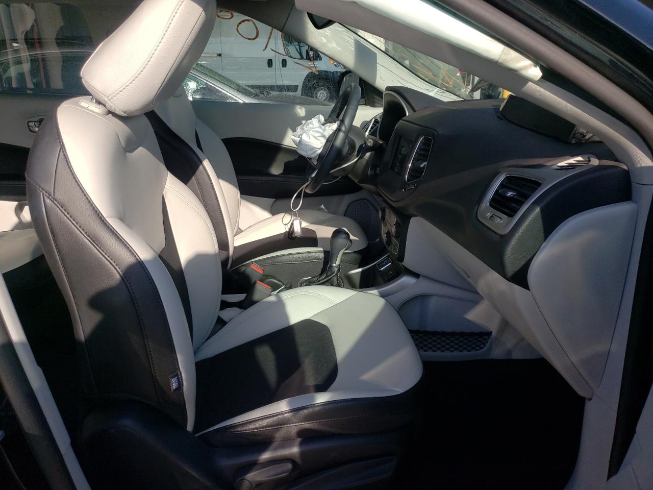 Photo 5 from auction – 2019 JEEP COMPASS LA with VIN 3C4NJCBB4KT743446