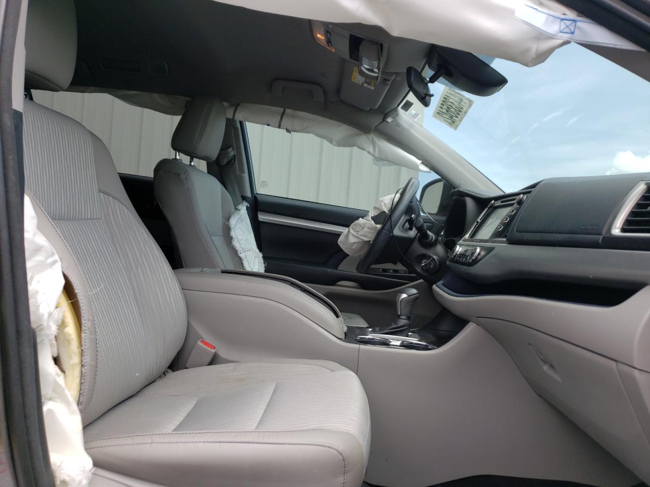 Photo 5 from auction – 2018 TOYOTA HIGHLANDER with VIN 5TDZZRFHXJS288056