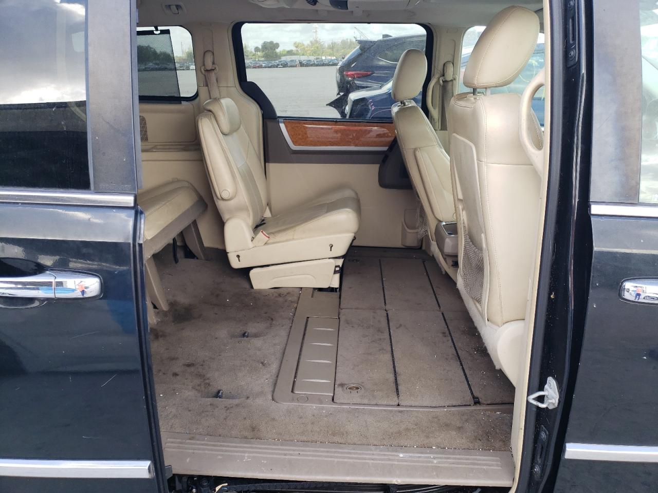 Photo 6 from auction – 2010 CHRYSLER TOWN & COU with VIN 2A4RR6DXXAR138315