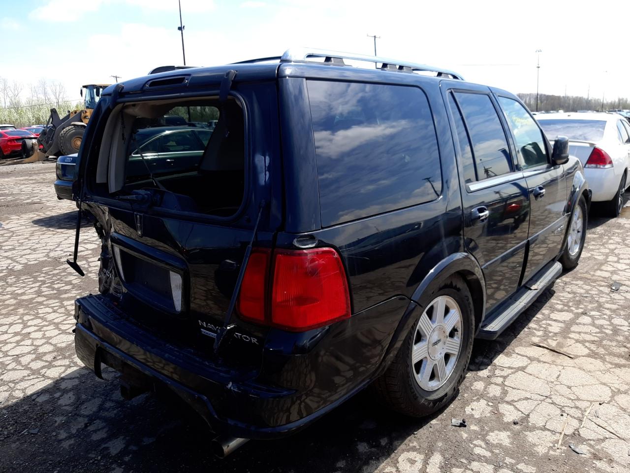 Photo 4 from auction – 2005 LINCOLN NAVIGATOR with VIN 5LMFU28545LJ01261