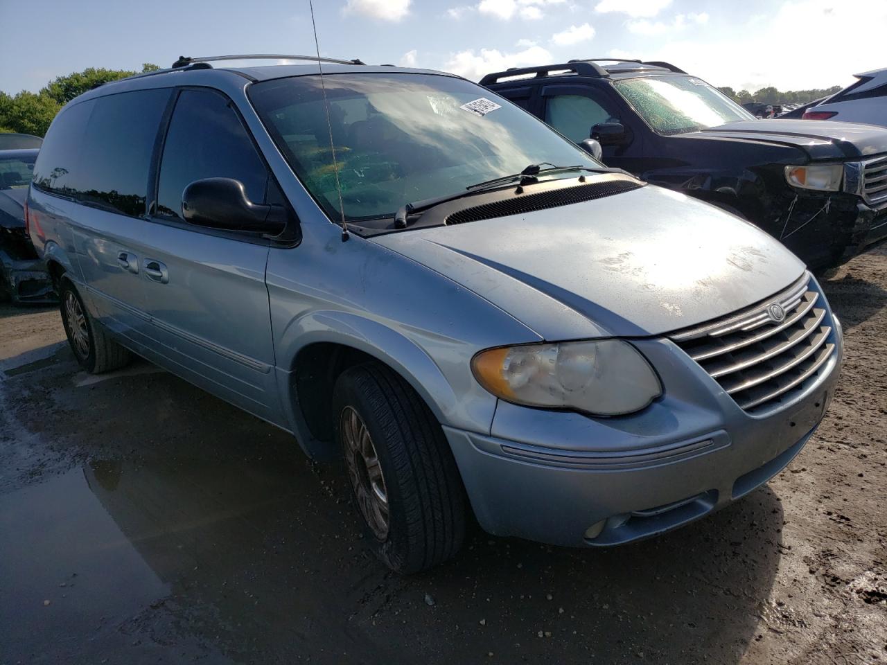 CHRYSLER TOWN & COU 2005 with VIN 2C8GP64L45R187708 - Photo from auction