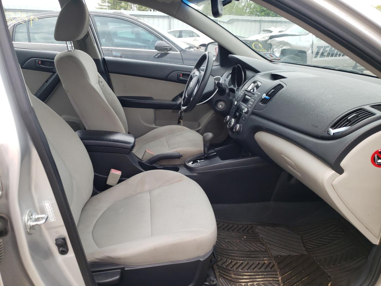 Zdjęcie 5 z aukcji – 2010 KIA FORTE EX z VIN KNAFU4A20A5100669