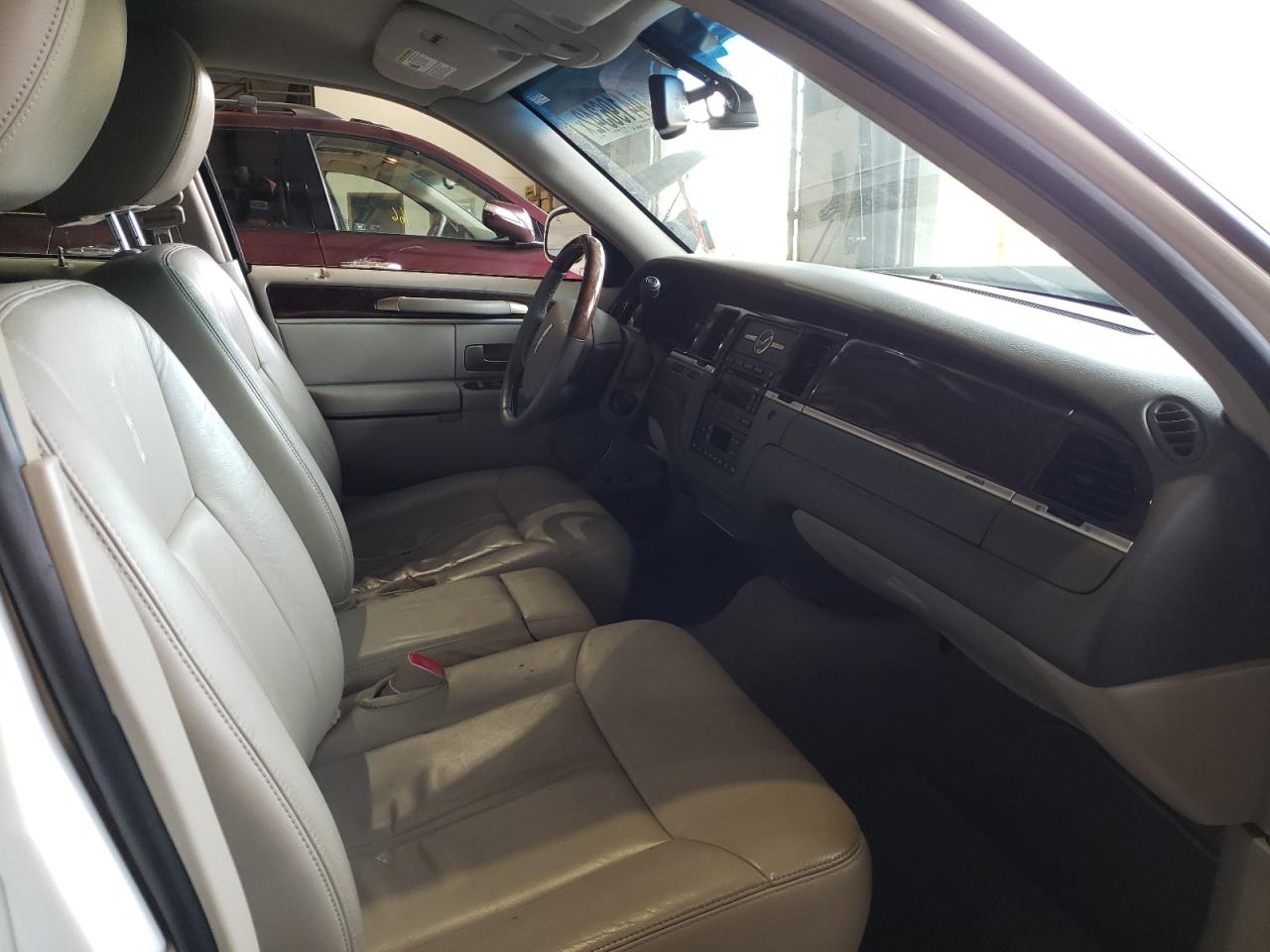 Photo 5 from auction – 2011 LINCOLN TOWN CAR S with VIN 2LNBL8CV9BX753595