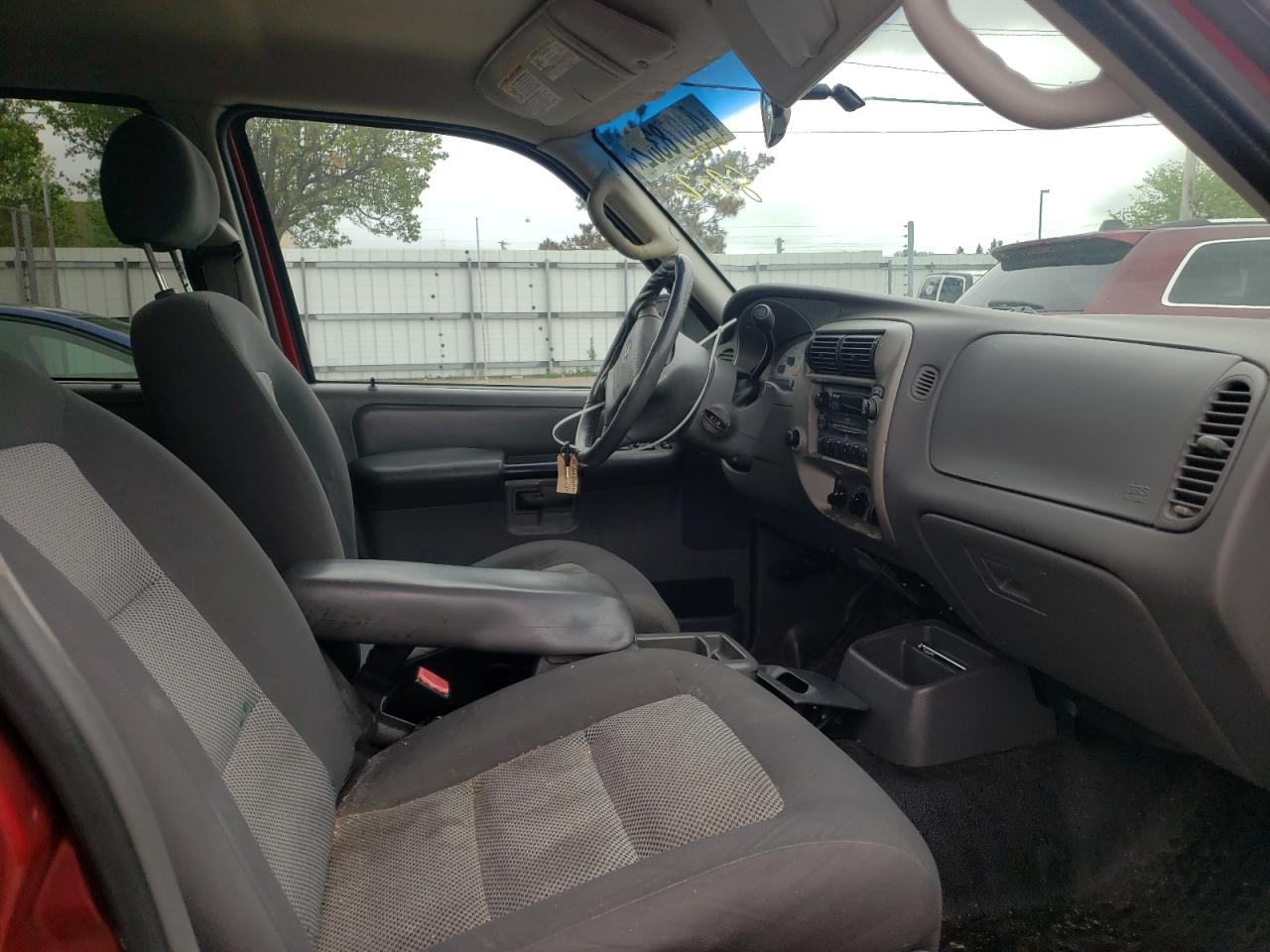 Photo 5 from auction – 2004 FORD EXPLORER S with VIN 1FMZU67K34UA90051