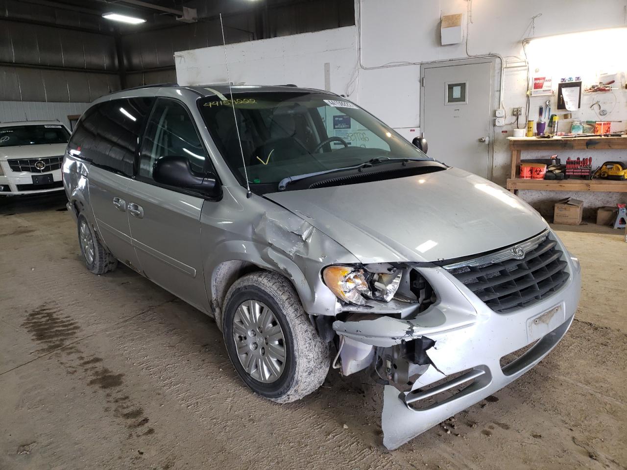 CHRYSLER TOWN & COU 2005 with VIN 2C4GP44R65R493724 - Photo from auction