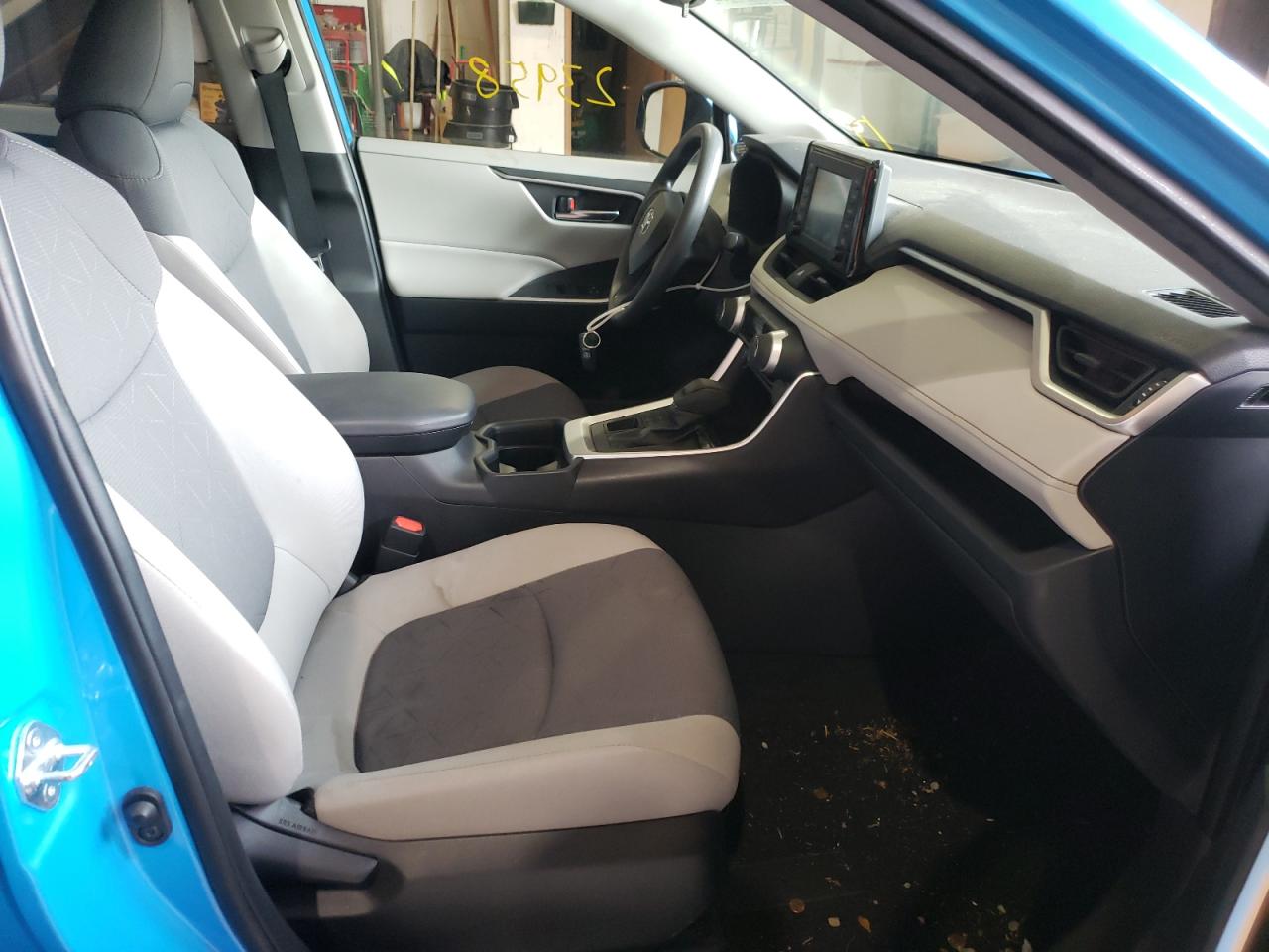 Photo 5 from auction – 2019 TOYOTA RAV4 XLE with VIN JTMP1RFV2KD030857