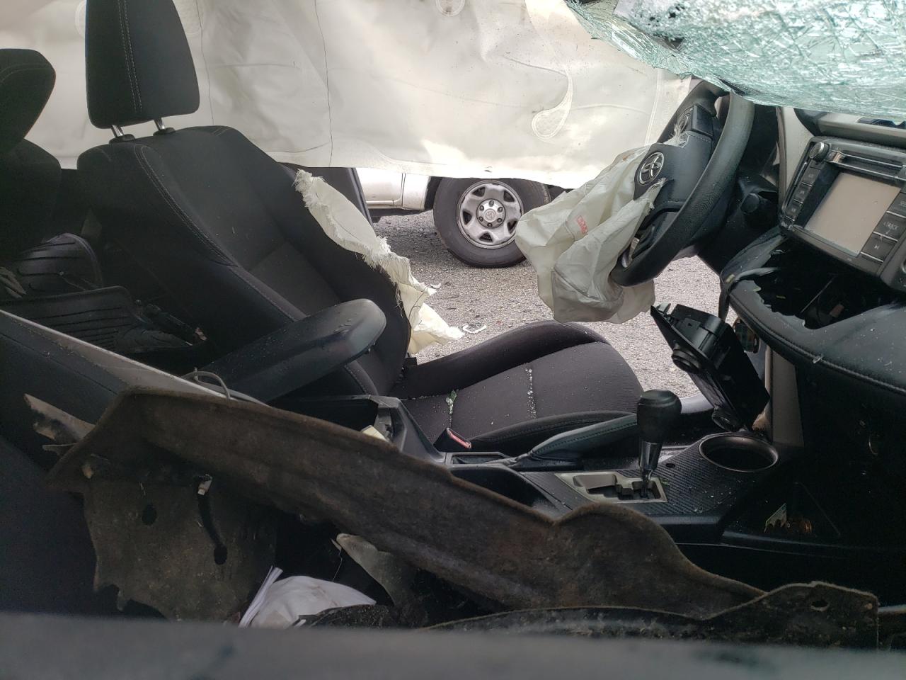 Photo 5 from auction – 2015 TOYOTA RAV4 XLE with VIN JTMRFREV8FD172681