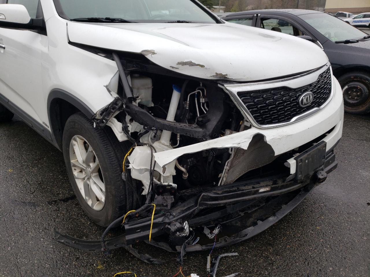 Photo 9 from auction – 2015 KIA SORENTO LX with VIN 5XYKTDA69FG557275