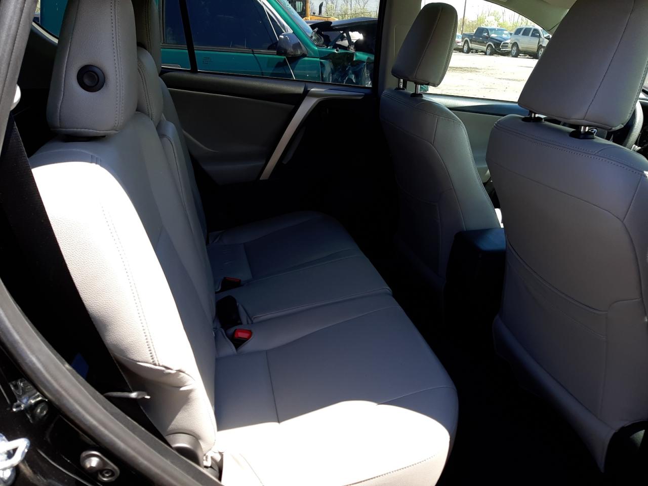 Photo 6 from auction – 2015 TOYOTA RAV4 LE with VIN 2T3BFREV4FW323682