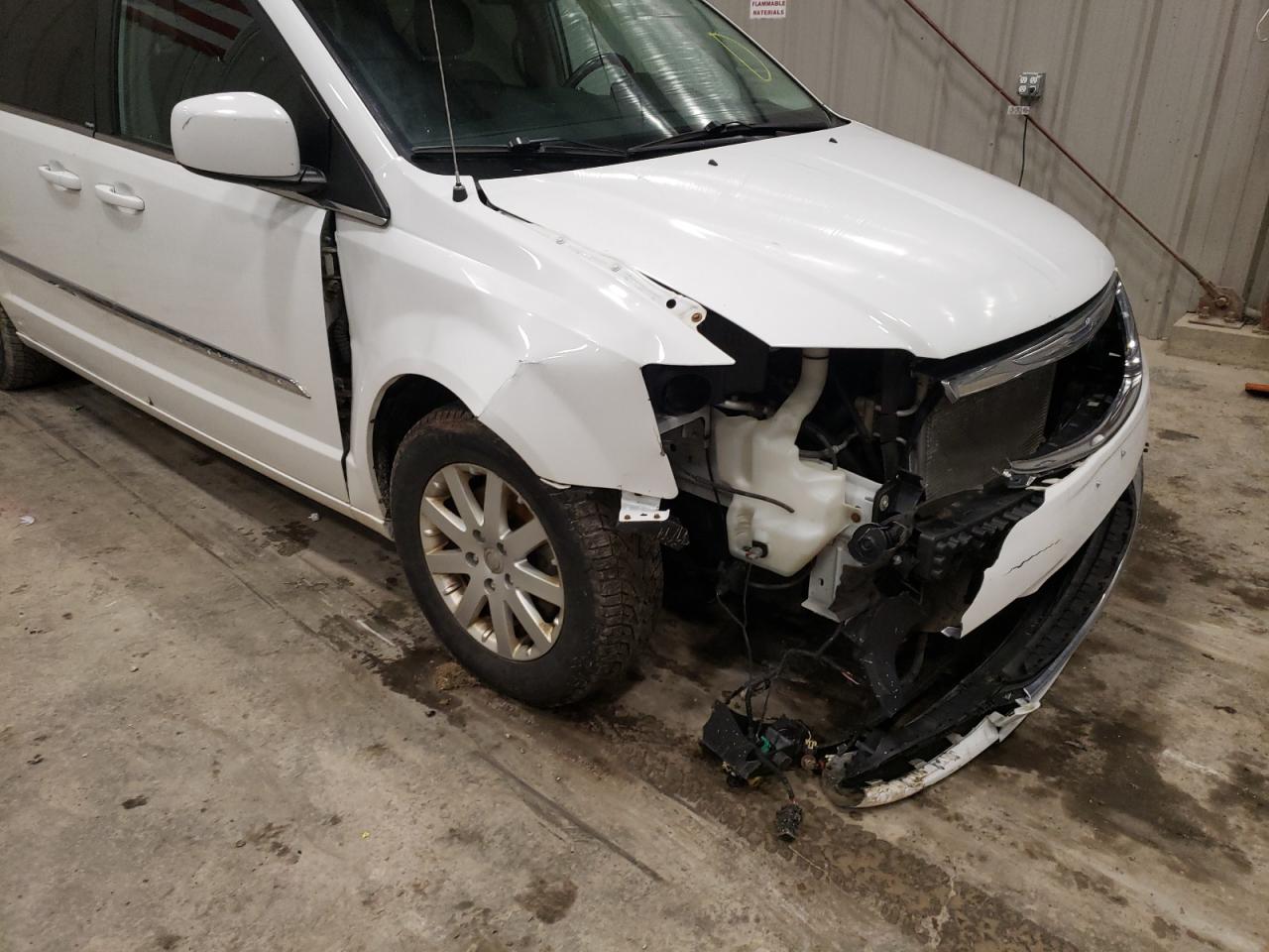 Photo 9 from auction – 2013 CHRYSLER TOWN & COU with VIN 2C4RC1BG1DR815284