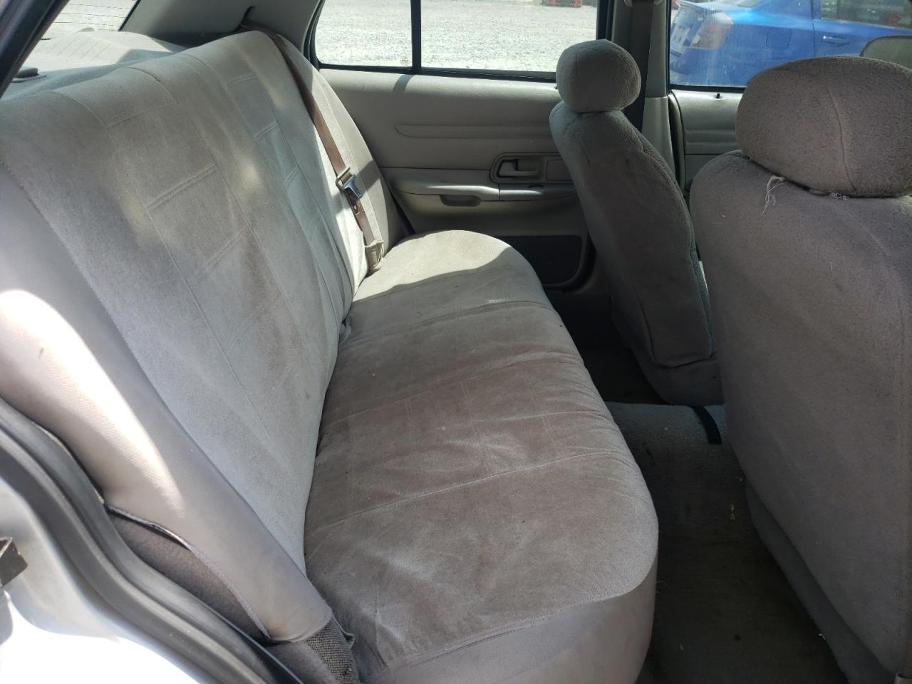 Photo 6 from auction – 2000 FORD CROWN VICT with VIN 2FAFP71W9YX205675