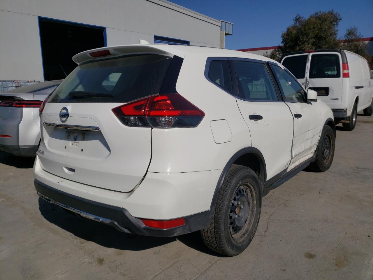Photo 4 from auction – 2019 NISSAN ROGUE S with VIN 5N1AT2MT3KC757600