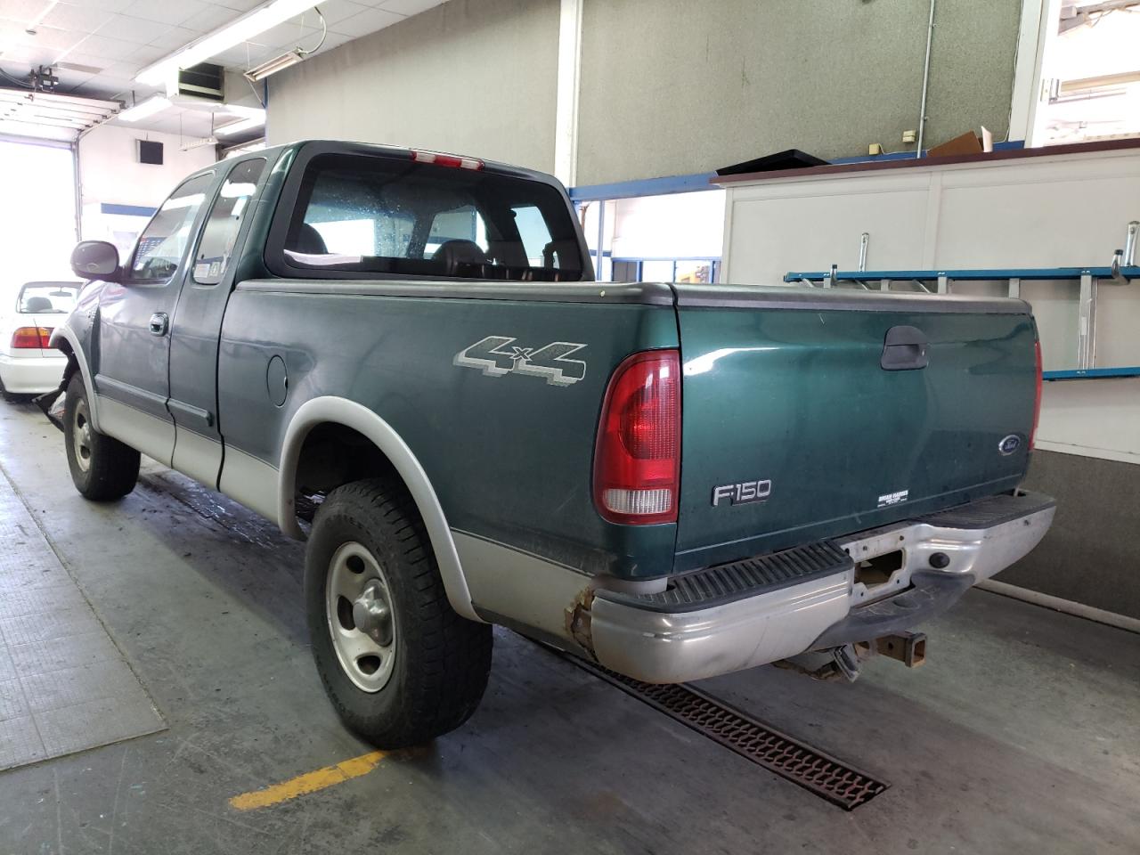 Photo 3 from auction – 2000 FORD F150 with VIN 2FTRX18L4YCA94637