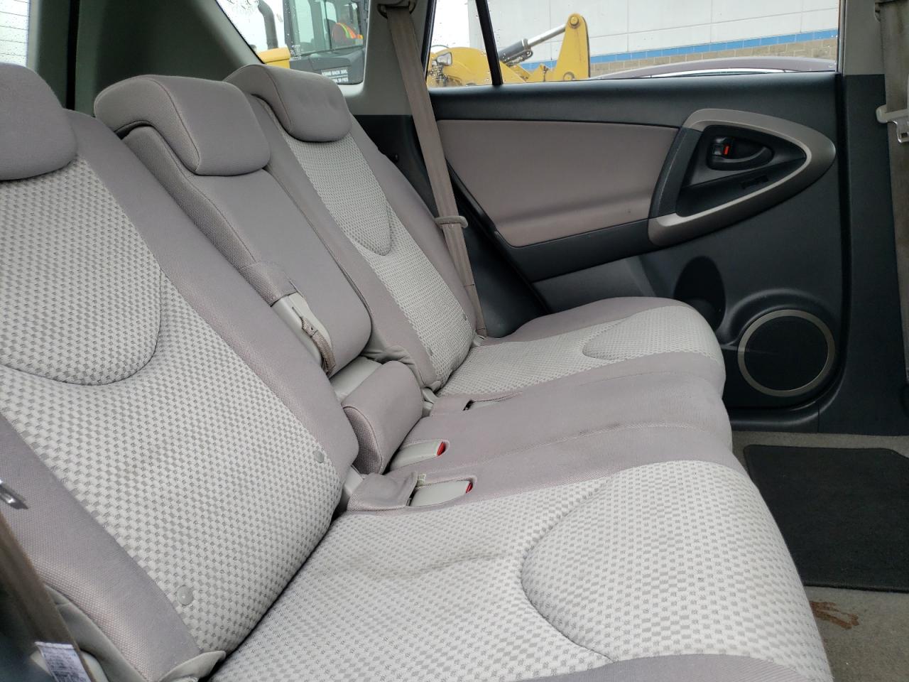 Photo 6 from auction – 2006 TOYOTA RAV4 with VIN JTMBD33V066016324