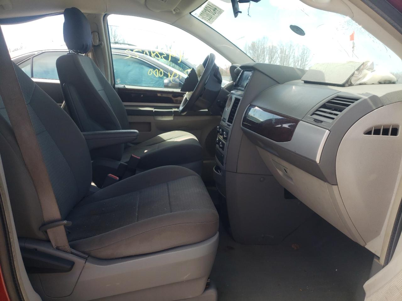 Photo 5 from auction – 2010 CHRYSLER TOWN & COU with VIN 2A4RR5D12AR422043