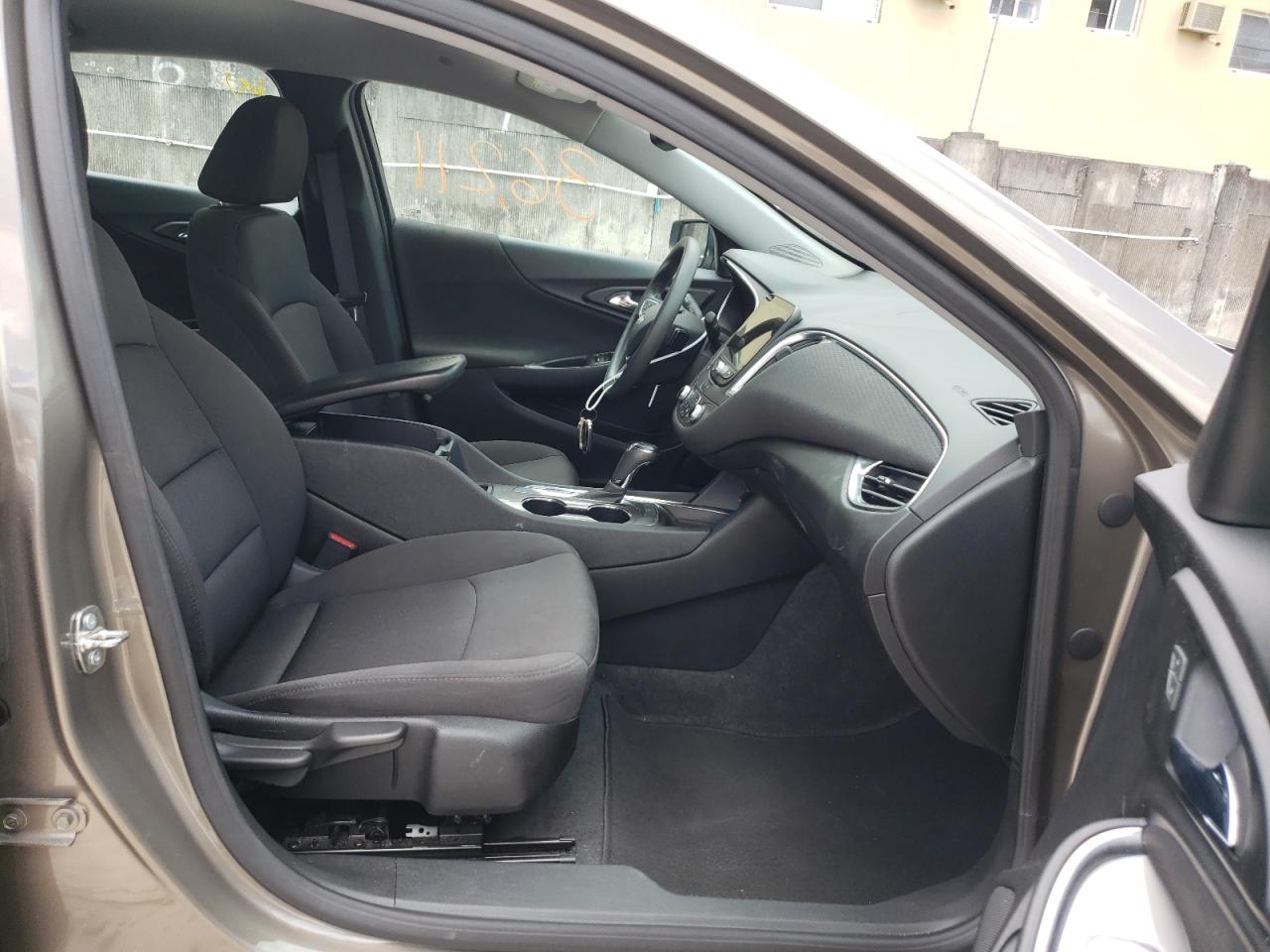Photo 5 from auction – 2020 CHEVROLET MALIBU LT with VIN 1G1ZD5ST6LF061900